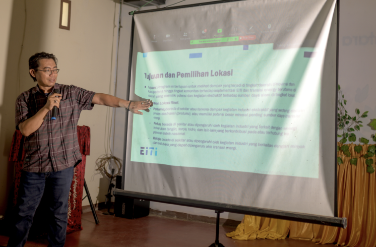 Fahmy, a workshop facilitator, explains to participants why North Morowali, a major producer of nickel, is important for the energy transition.