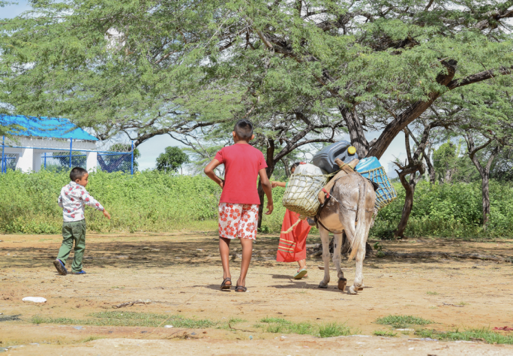 Children carry water in the Cururi community, a rural area between the municipalities of Uribia and Maicao. Access to drinking water can be difficult in some parts of La Guajira.