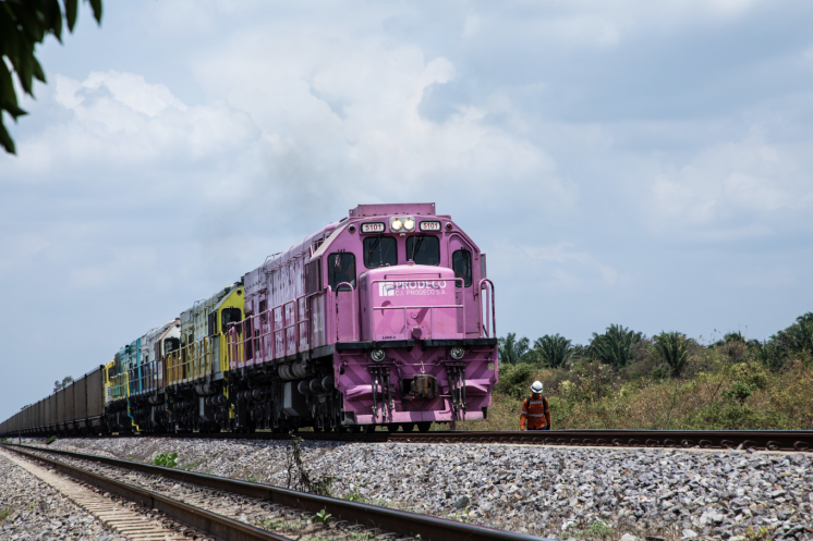 The Atlántico railway is important for transporting coal, minerals and cargo. It stretches from the city of Santa Marta in northern Colombia to the centre of the department of Cesar. Jobs are generated in the region by the passage of the train, from railway maintenance to security.